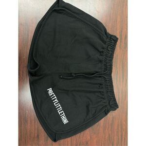 Pretty Little Thing Black Shorts Size Medium